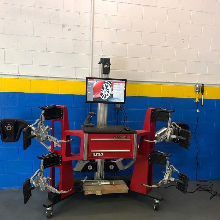 Four-wheel alignment machine in the shop